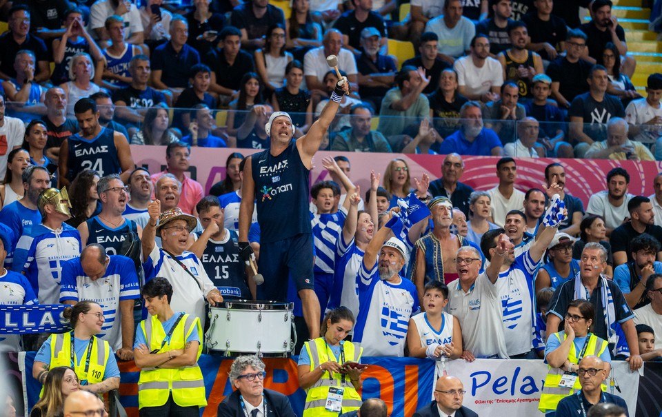 Ο αθλητισμός ενώνει: Το «Forza Polonara» της γαλανόλευκης εξέδρας και η ελληνική απάντηση του Ιταλού (pics)