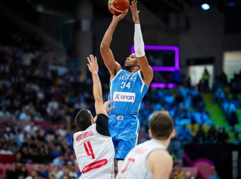 H FIBA για τη σούπερ εμφάνιση με Γεωργία: «Ο Γιάννης βάζει και τρίποντα. Απλά δώστε το τρόπαιο στην Ελλάδα»