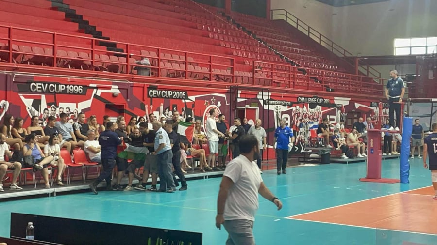 Προσαγωγές φιλάθλων που κρατούσαν Παλαιστινιακές σημαίες στο Ελλάδα – Ισραήλ