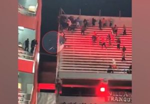 Σοκαριστικό βίντεο από τα επεισόδια στην Αργεντινή: Οπαδός πέφτει στο κενό (vid)