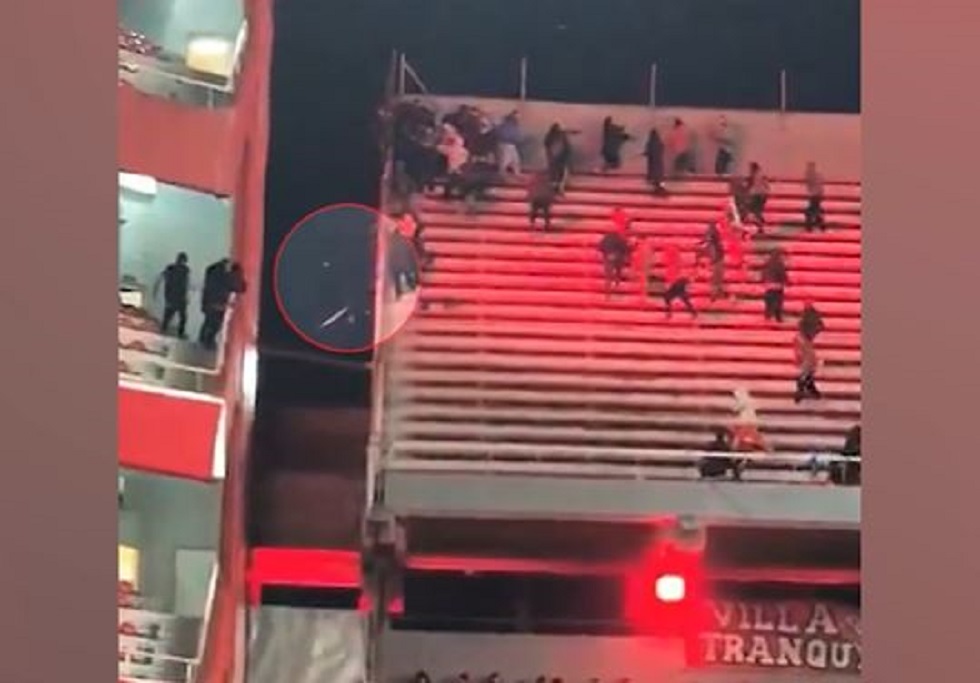 Σοκαριστικό βίντεο από τα επεισόδια στην Αργεντινή: Οπαδός πέφτει στο κενό (vid)