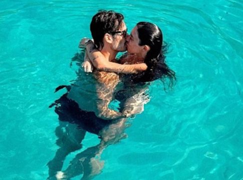Ασυγκράτητο το ζευγάρι της ελληνικής showbiz! Τα καυτά φιλιά τους μέσα στη θάλασσα