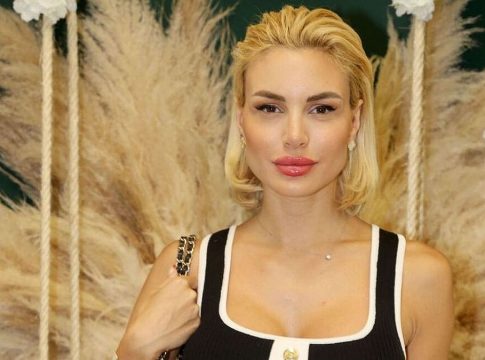 Σάλος με Παναγιώταρου: Τραγουδούσε και όλοι κοίταζαν το διάφανο φόρεμα (vid)