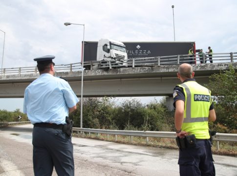 Θεσσαλονίκη: «Δίπλωσε» νταλίκα στην ΠΑΘΕ – Δεν τραυματίστηκε ο οδηγός