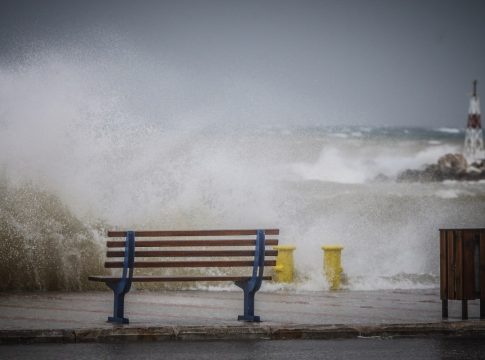Καιρός: Ισχυροί άνεμοι και κατά τόπους βροχές – Σε ποιες περιοχές
