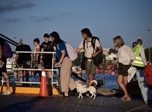 Ξεκίνησε η «έξοδος» των εκδρομέων – Το αδιαχώρητο στον Πειραιά