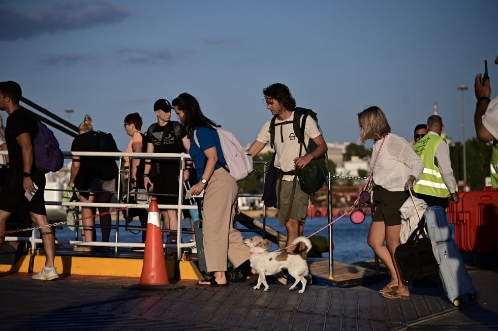 Ξεκίνησε η «έξοδος» των εκδρομέων – Το αδιαχώρητο στον Πειραιά