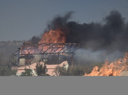 Νεκρός στη φωτιά στην Κερατέα