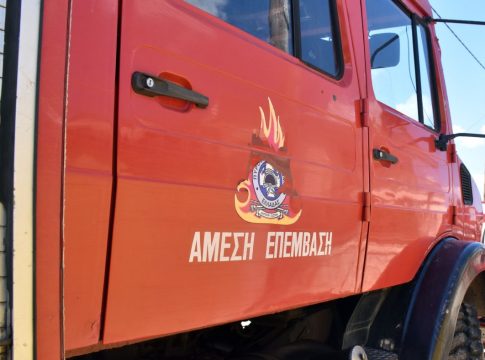 Αγία Παρασκευή: Στις φλόγες τυλίχθηκε αυτοκίνητο εν κινήσει (vid)