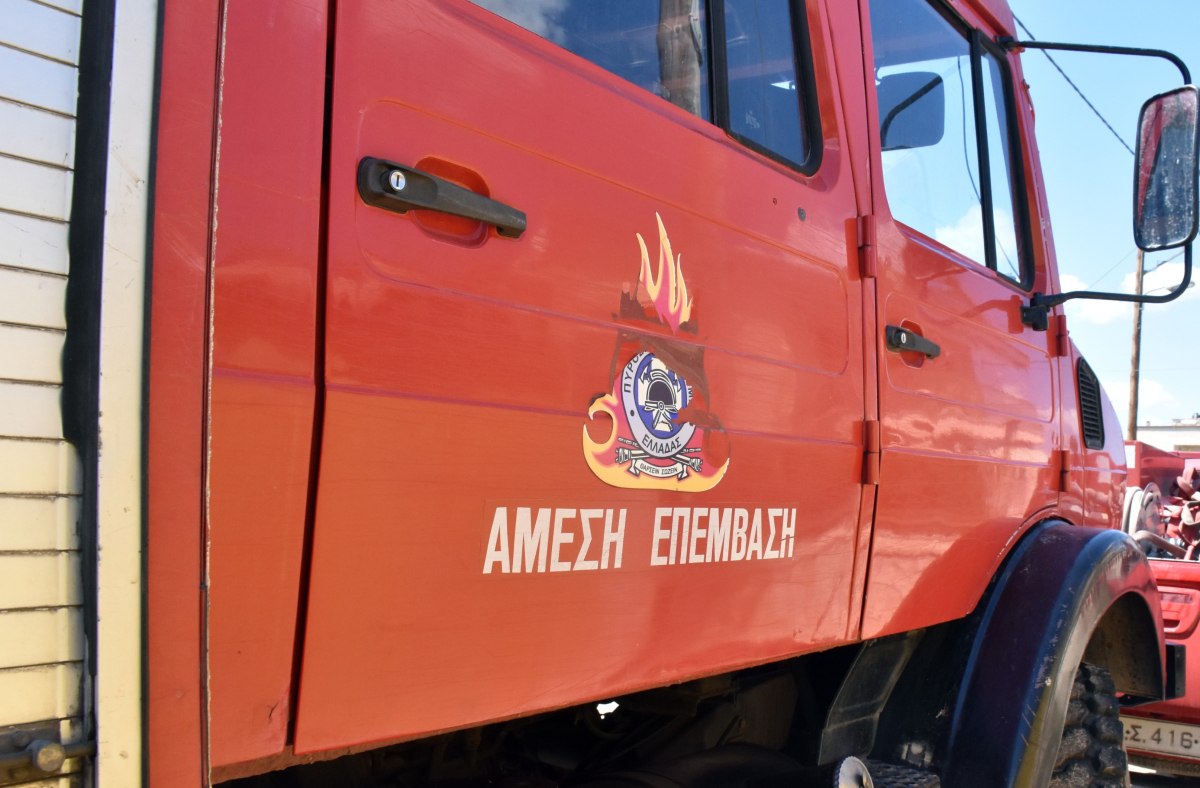 Αγία Παρασκευή: Στις φλόγες τυλίχθηκε αυτοκίνητο εν κινήσει (vid)