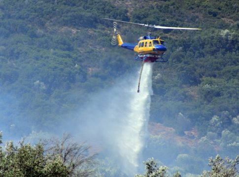 Φωτιά στα Πετράλωνα Μεσσηνίας – Επιχειρούν 5 εναέρια μέσα