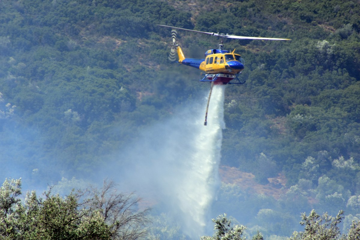 Φωτιά στα Πετράλωνα Μεσσηνίας – Επιχειρούν 5 εναέρια μέσα