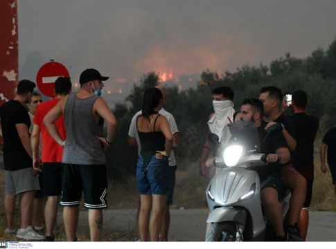 Φωτιές: Το πιο δύσκολο 24ωρο – Επικίνδυνα τα μέτωπα της Πάτρας και της Πρέβεζας