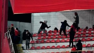 Τραγωδία στην Αργεντινή: Τρεις νεκροί από αιματηρά επεισόδια ανάμεσα σε οπαδούς στο στο Ιντεπεντιέντε – Ουνιβερσιτάντ Ντε Τσίλε (pics, vids)