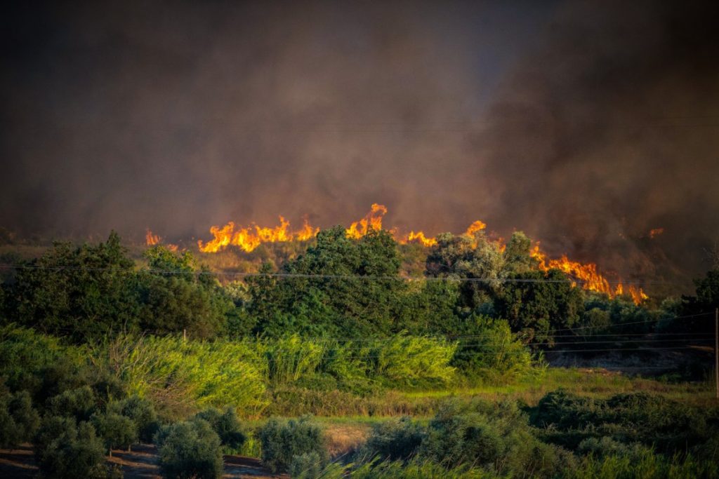 Αναζωπυρώθηκε η μεγάλη φωτιά στην Πρέβεζα – Πυρκαγιά και στην Καστροσυκιά