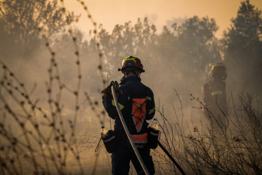 Μεγάλη φωτιά στην Κερατέα – Στη μάχη εναέρια μέσα