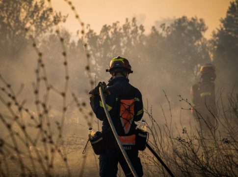 Μεγάλη φωτιά στην Κερατέα – Στη μάχη εναέρια μέσα