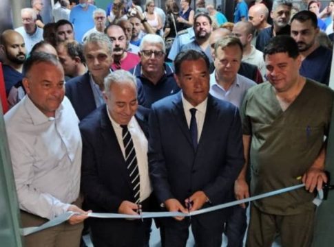 «Χαμένος στη μετάφραση» ο Γεωργιάδης – Απαράδεκτη απάντηση σε γυναίκα που διαμαρτυρήθηκε για τις ελλείψεις του ΕΣΥ