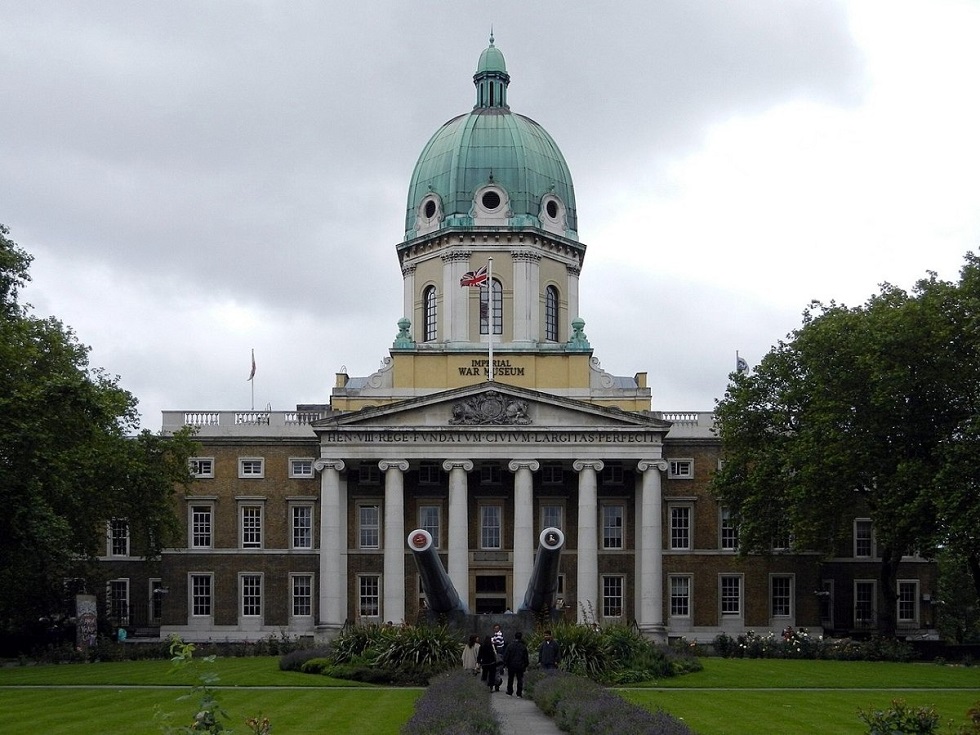 Σάλος για λεζάντα του Imperial War Museum: Ιστορικοί καταγγέλλουν ανακρίβεια σε έκθεση για το Ολοκαύτωμα