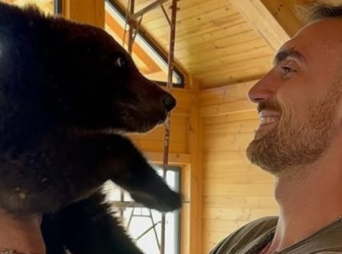 Ο Μιλουτίνοφ πήρε… αγκαλιά ένα αρκουδάκι (pics, vids)