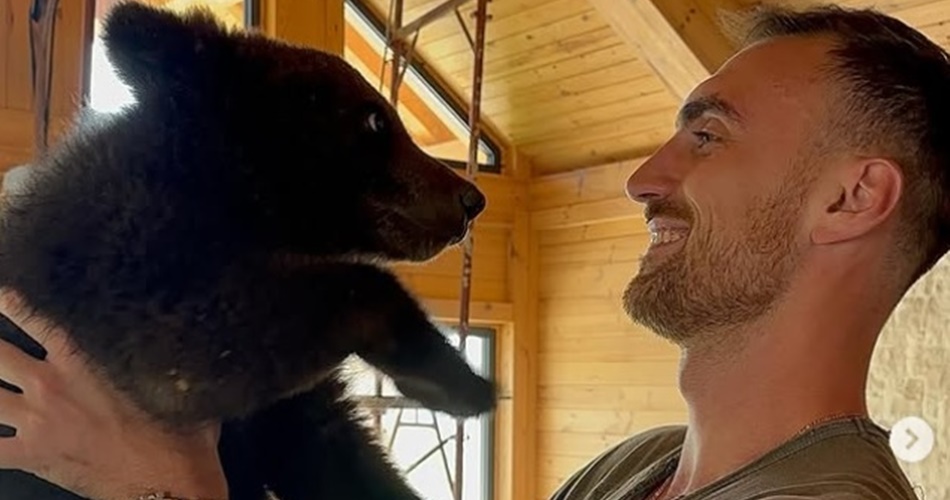 Ο Μιλουτίνοφ πήρε… αγκαλιά ένα αρκουδάκι (pics, vids)