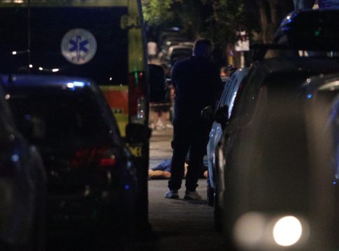Ένας νεκρός από πυροβολισμούς στον Άγιο Παντελεήμονα
