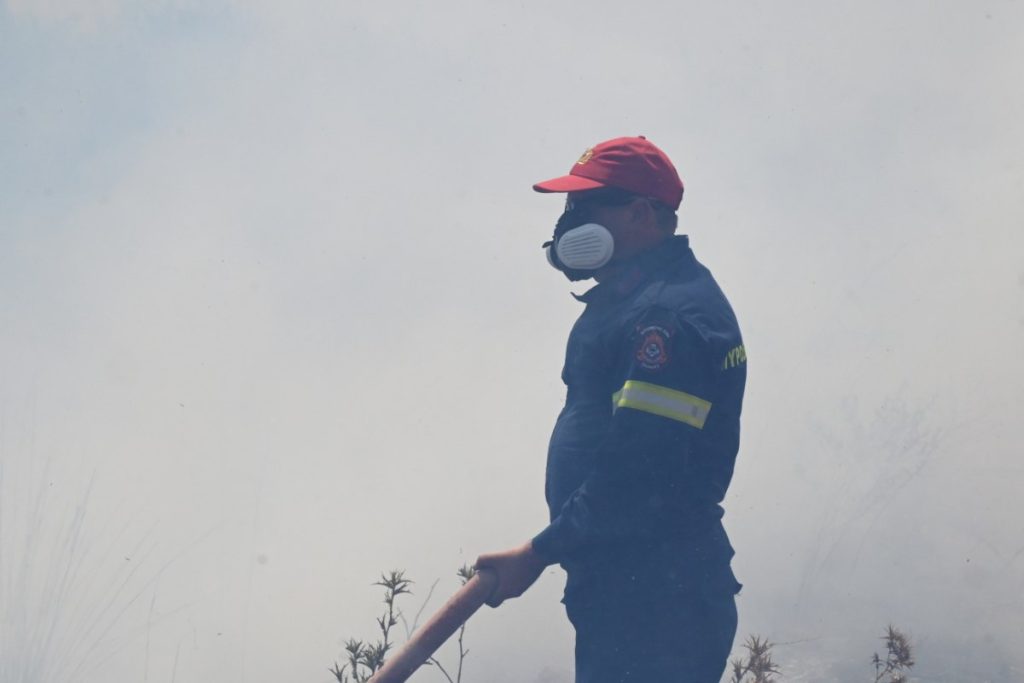 Μεγάλη φωτιά στην Κερατέα κοντά σε οικισμό – Επιχειρούν 8 εναέρια μέσα, ήχησε το 112
