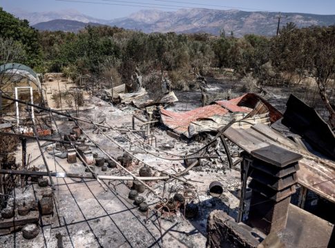 «Πυρ ομαδόν» κατά της κυβέρνησης από την αντιπολίτευση για τις φωτιές: «Κρυπτόμενη κυβέρνηση με τεράστιες ευθύνες»