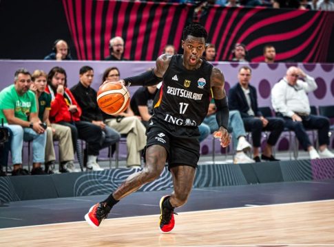 FIBA για τη ρατσιστική επίθεση στον Σρέντερ: «Ο θεατής ταυτοποιήθηκε και αποκλείστηκε από τη διοργάνωση» (pic)