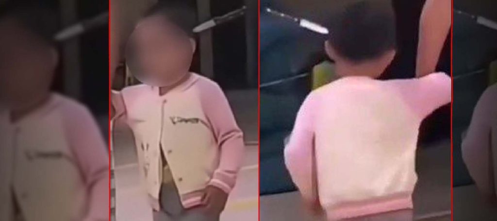 Κίνα: Η στιγμή που 3χρονη περπατά ήρεμη μέσα σε νοσοκομείο με ένα μαχαίρι καρφωμένο στο κεφάλι της (vid)