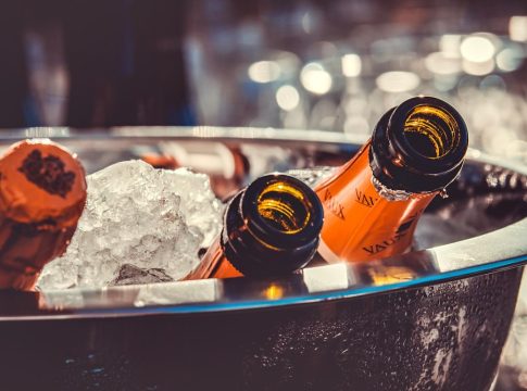 Δικαστήριο αθώωσε εργαζόμενους σε κλαμπ που επέτρεψαν την είσοδο σε ανήλικους – Είχαν δείξει πλαστές ταυτότητες
