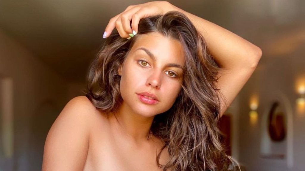 Η Δανάη Παππά «ρίχνει» το Instagram, ποζάροντας σε παραλία στην Αντίπαρο με κατακόκκινο μαγιό (pic)