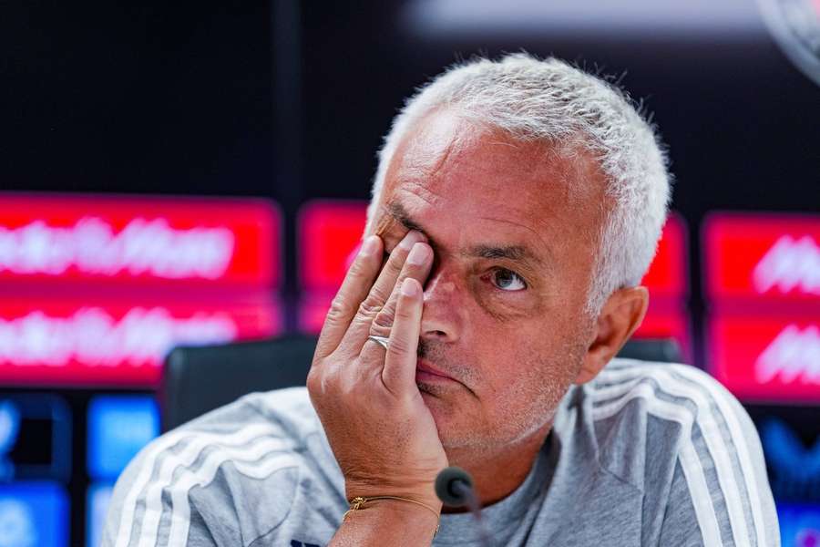 Βούρκωσε σε συνέντευξη τύπου ο Μουρίνιο για τον Ζόρζε Κόστα (vid)