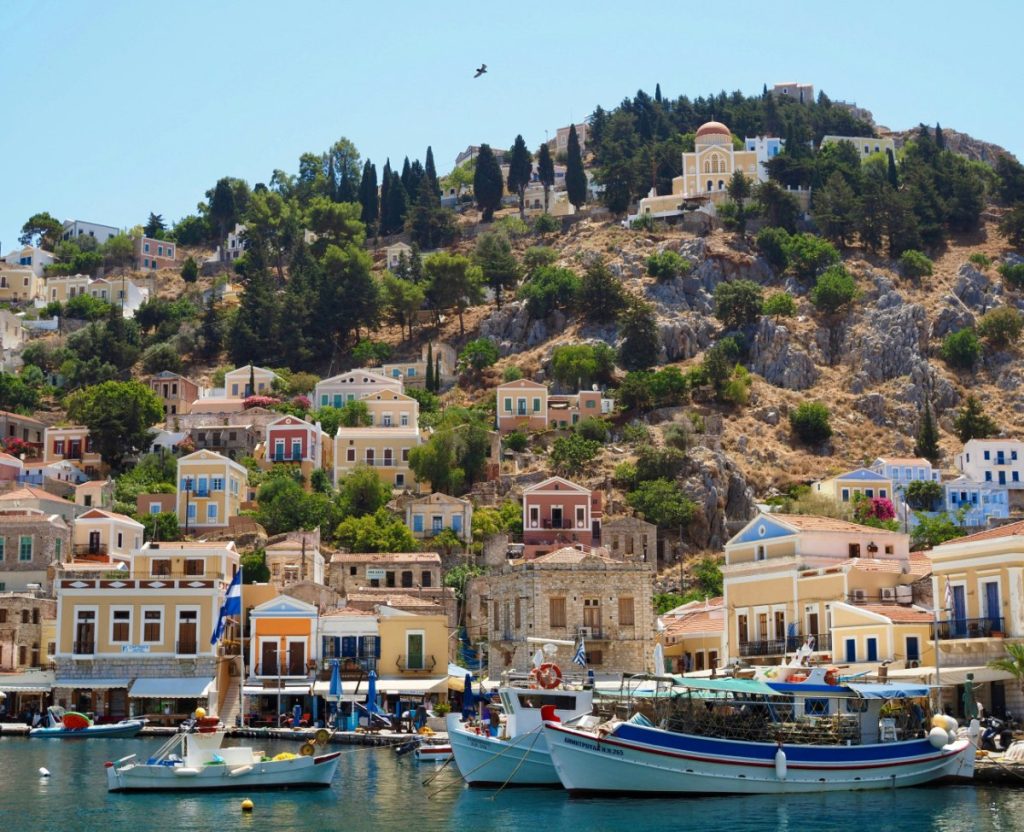 Ελληνικά νησιά εκτός ελέγχου: Ο υπερτουρισμός πλήττει το «καλό όνομα» της χώρας ως προορισμού