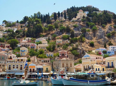 Ελληνικά νησιά εκτός ελέγχου: Ο υπερτουρισμός πλήττει το «καλό όνομα» της χώρας ως προορισμού