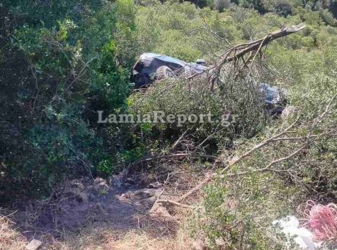 Φθιώτιδα: «Βουτιά» αυτοκινήτου σε γκρεμό με τρεις επιβάτες – Πώς σώθηκαν