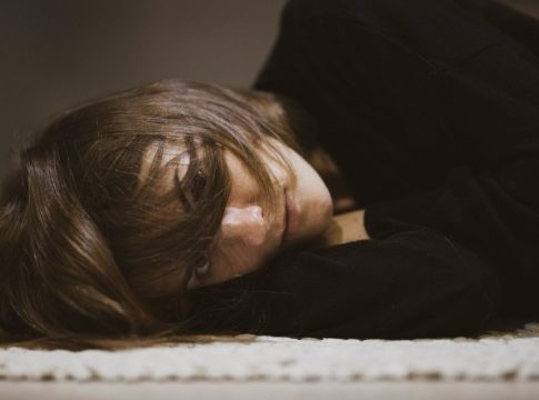 Αλίμονο στα νιάτα: Παγκόσμιο έλλειμμα ευτυχίας για τους εικοσάρηδες – Τι ισχύει στην Ελλάδα