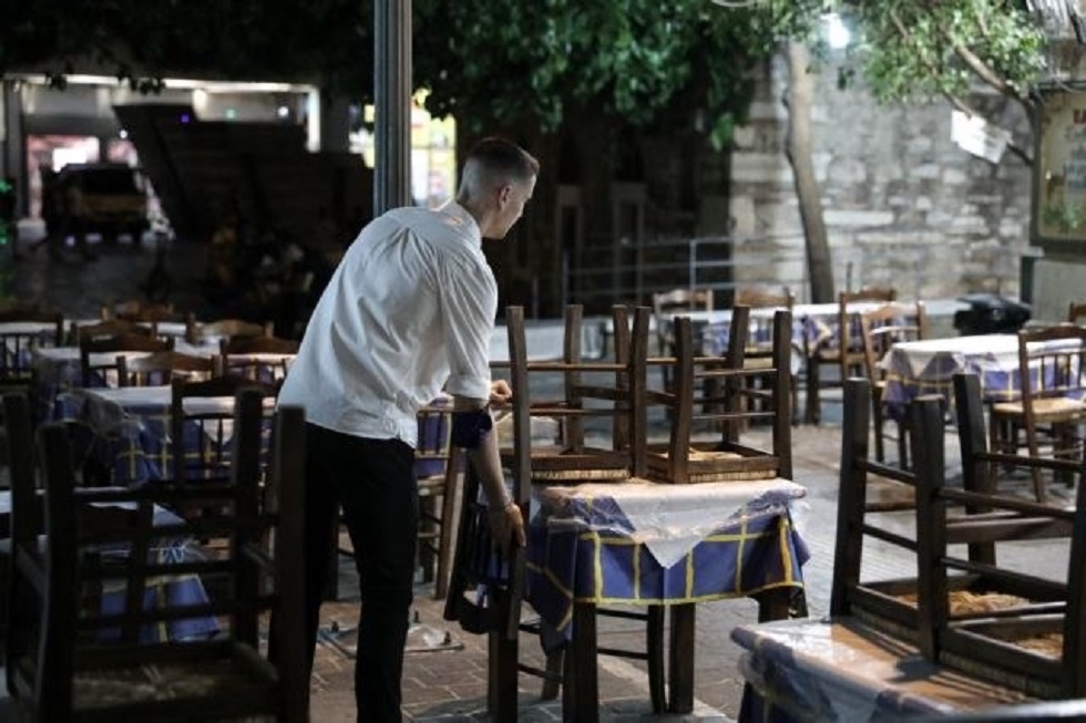 Διακοπές με ταπεράκι και σούπερ μάρκετ – Ζημιωμένη η εστίαση από την ακρίβεια και το airbnb