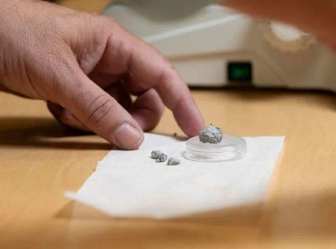 Μετεωρίτης που διαπέρασε στέγη σπιτιού ίσως είναι αρχαιότερος από τη Γη