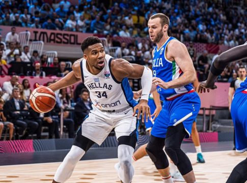 Ελλάδα – Ιταλία 75-66: «Οδοστρωτήρας» Γιάννης παρέσυρε την «σκουάντρα ατζούρα»