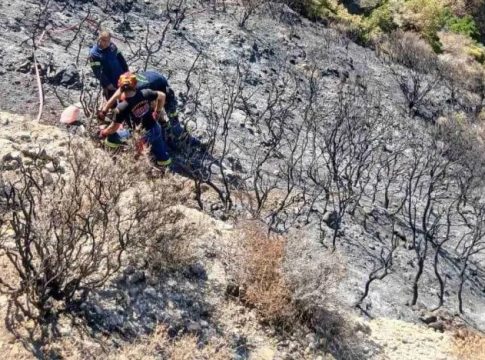 Σοβαρό ατύχημα με πυροσβέστη που έπεσε σε χαράδρα στην περιοχή Μπάλα στην Πάτρα