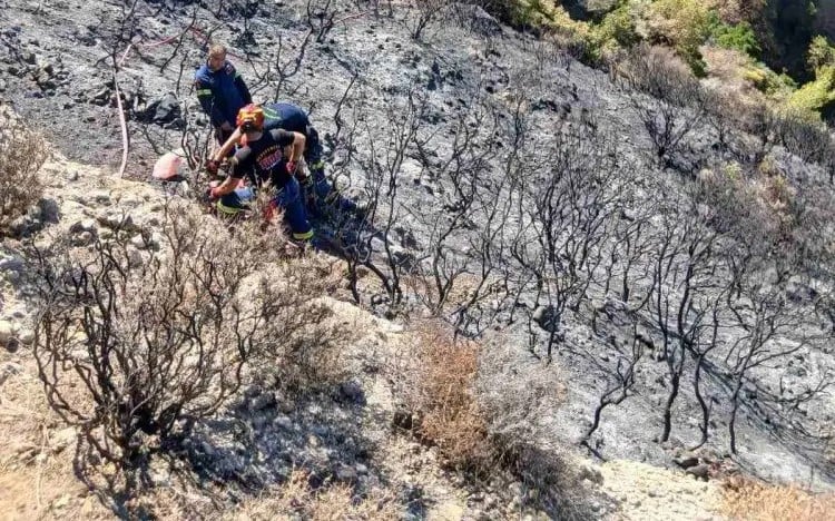 Σοβαρό ατύχημα με πυροσβέστη που έπεσε σε χαράδρα στην περιοχή Μπάλα στην Πάτρα