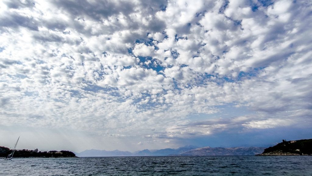 Καιρός σήμερα 19/8: Οι βροχές παραμένουν, η θερμοκρασία ανεβαίνει – Η εκτίμηση Αρναούτογλου και Ρήγου