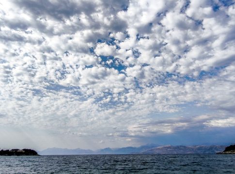 Καιρός σήμερα 19/8: Οι βροχές παραμένουν, η θερμοκρασία ανεβαίνει – Η εκτίμηση Αρναούτογλου και Ρήγου