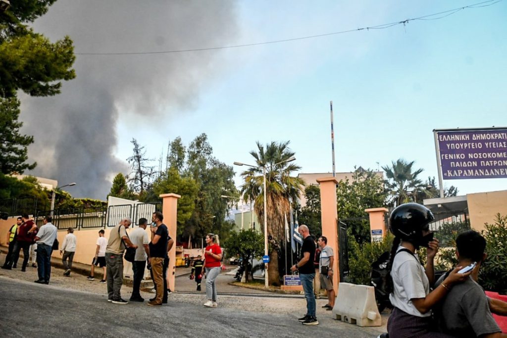 Σε εξέλιξη η επιστροφή των ασθενών στο Καραμανδάνειο μετά την εκκένωση λόγω της φωτιάς