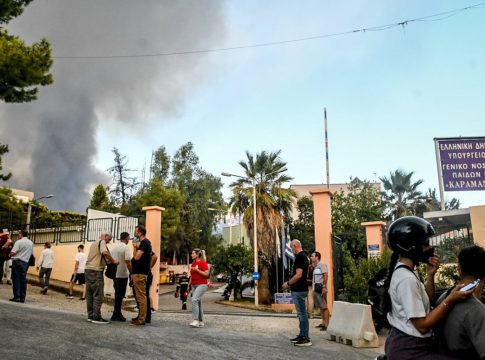 Σε εξέλιξη η επιστροφή των ασθενών στο Καραμανδάνειο μετά την εκκένωση λόγω της φωτιάς