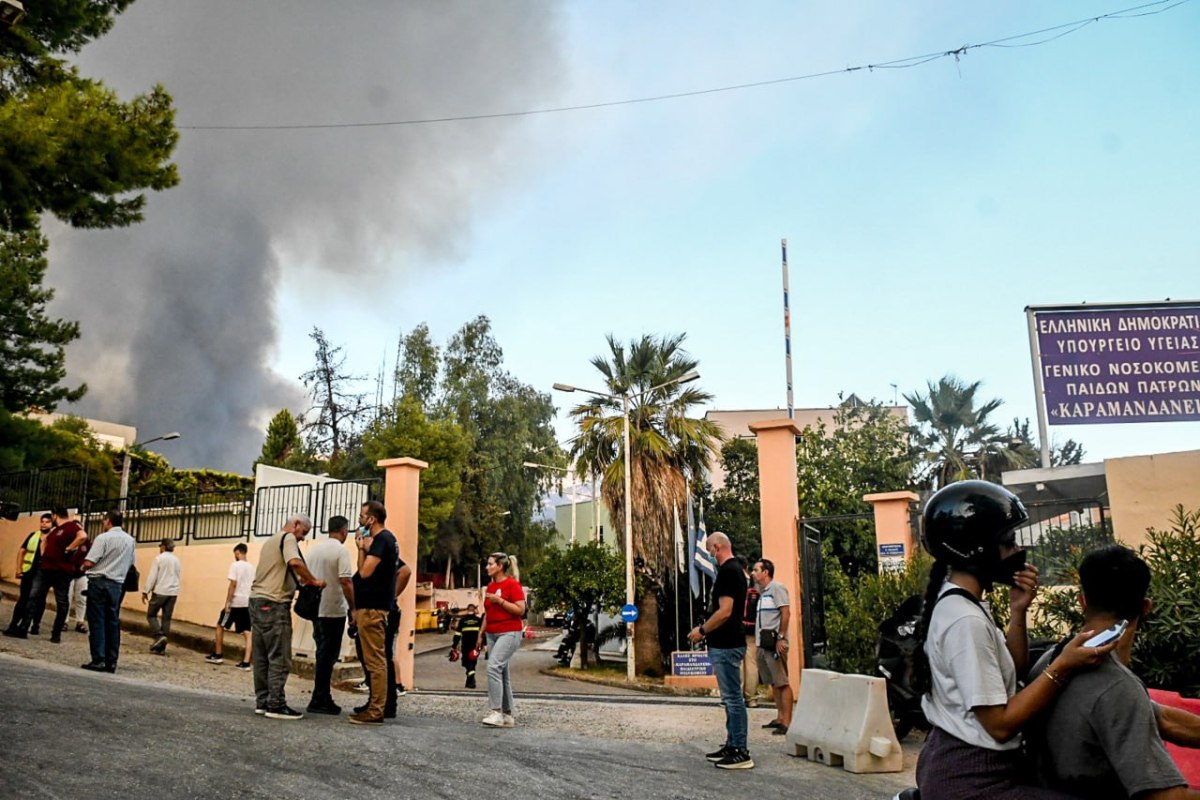 Σε εξέλιξη η επιστροφή των ασθενών στο Καραμανδάνειο μετά την εκκένωση λόγω της φωτιάς