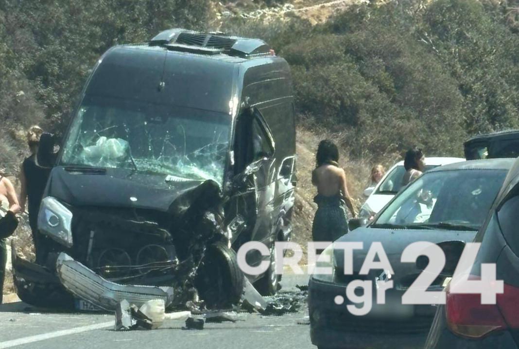 Σφοδρή σύγκρουση βαν στον ΒΟΑΚ στο Ηράκλειο – Οκτώ τραυματίες, ο ένας σοβαρά