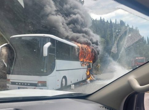 Φωτιά σε τουριστικό λεωφορείο στην Κέρκυρα