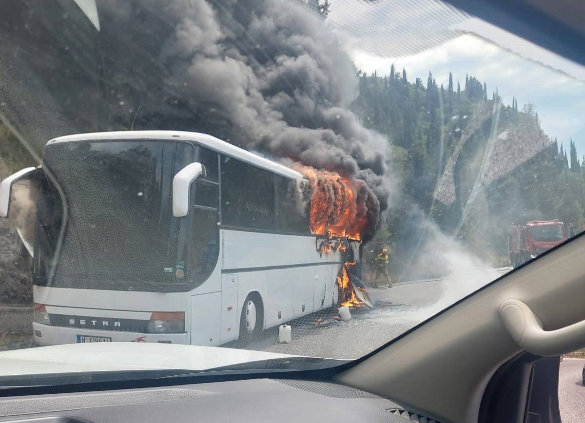 Φωτιά σε τουριστικό λεωφορείο στην Κέρκυρα